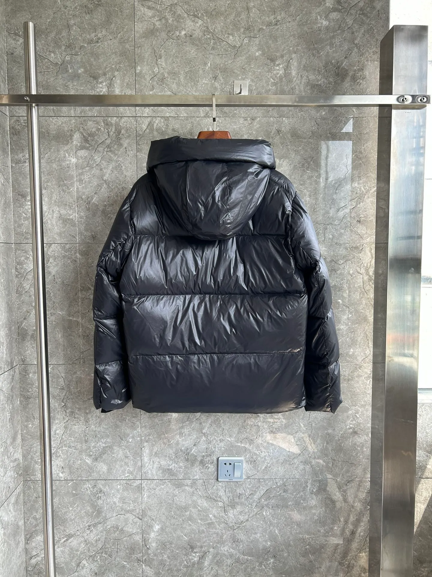 P820 ​​Black Red Label Style No.: Y111 𝘾𝘼𝙉𝘼𝘿𝘼 𝙂𝙊𝙊𝙎𝙀/Canada Goose 2023 Limited New Crofton Puff Down Jacket Pure Guangzhou Inspection 80 White Duck Down Filling‼  Top version, ceiling level‼ Crofton soft bread, the latest style in 2023, has a cold protection effect of up to level 4. It is made of recycled Feather-Light tear-resistant fabric. It is ultra-light and has no weight on the upper body at all! The unique black label highlights your temperament‼  Canada Goose, a Canadian brand, has always been recognized as the warmest down jacket. Various Instagram celebrities, Internet celebrities, and celebrities often wear it for street photos. I do Canada Goose every year, but I still can’t get rid of my love for geese. No matter how cold the winter is, there is no need to be afraid, because there are geese! Filled with 80% white duck down, Canada Goose is the legendary warmest down jacket and is known as a must-have for Arctic outdoor sports! The most popular down jacket in the world, celebrities are rushing to buy it, it is a must-have! Same style for men and women Size: S~XXL